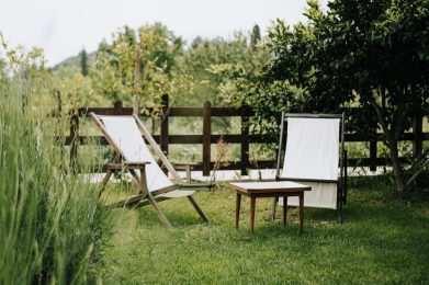 Ruhige Garten Szene mit Liegestühlen, perfekt für Entspannung im Freien.