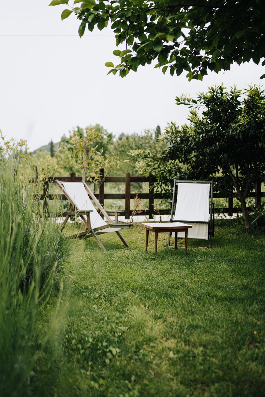 Ruhige Garten Szene mit Liegestühlen, perfekt für Entspannung im Freien.